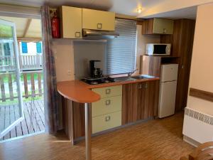 una pequeña cocina con mesa en una habitación en Le clos de Banes, en Banes