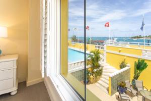 Bazén v ubytování Caravelle Hotel St Croix nebo v jeho okolí