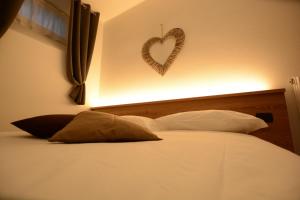 un letto con un cartello sul muro di Appartamento Gavazza a Molveno