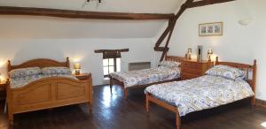 - une chambre avec 2 lits et une commode dans l'établissement Meadow View Gîtes - Grande gîtes, piscine, wi-fi - Janaillat, Creuse, France, 23250, à Janaillat