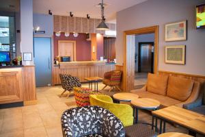 - une salle d'attente avec des chaises, un canapé et des tables dans l'établissement Ice Angels Hotel, à Borovets