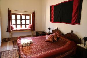 Posteľ alebo postele v izbe v ubytovaní Killa Bhawan Lodge