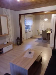 Haus Rose في Nortorf: غرفة معيشة مع طاولة وغرفة طعام