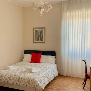 1 dormitorio con una almohada roja en la cama en Casa Beraldini, en Verona