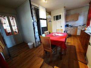 une cuisine avec une table et un chiffon rouge dans l'établissement familiehuis Benboverijssel, à Haaksbergen