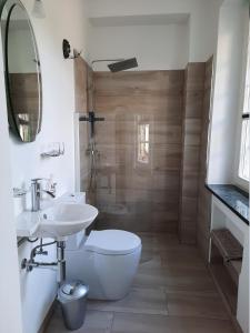 un bagno con wc, lavandino e doccia di Hanghaus der Villa Oderblick a Oderberg