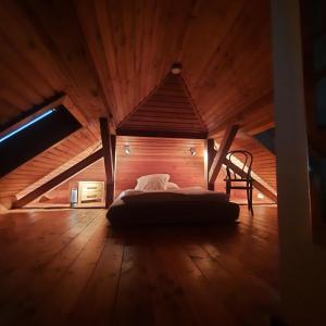 un letto in una stanza con soffitto in legno di Hanghaus der Villa Oderblick a Oderberg Altre 17 foto