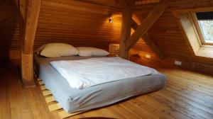 una camera da letto con un letto in una cabina di legno di Hanghaus der Villa Oderblick a Oderberg