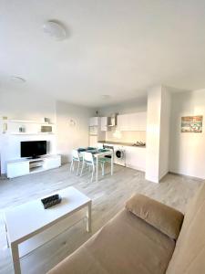 salon z kanapą i stołem w obiekcie Apartamento MEDAL w mieście Cotillo