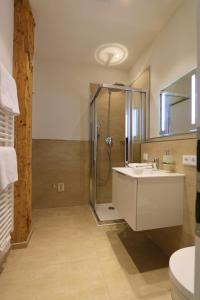 A bathroom at Ferienwohnungen im Gasthof Stern inklusive KönigsCard