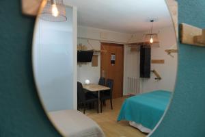 TV a/nebo společenská místnost v ubytování Hotel Arbre De Neu