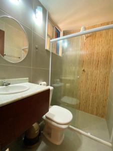 een badkamer met een toilet, een wastafel en een douche bij Pousada Morena in Morro de São Paulo