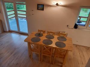 Ciemno的住宿－Domek Letniskowy Całoroczny，客厅配有一张木桌和椅子