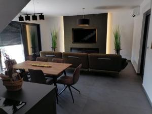 Televízia a/alebo spoločenská miestnosť v ubytovaní Villa Lio I