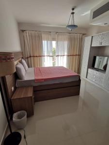 een slaapkamer met een groot bed en een raam bij Luxury suite for rent in Sahl Hasheesh in Hurghada