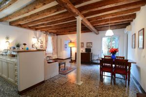 a kitchen and living room with a table and chairs at Briati apartment in Venice