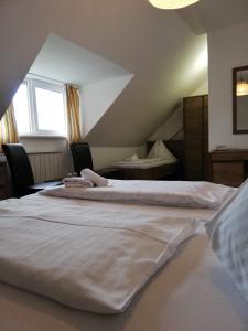 - une chambre avec 2 lits et une fenêtre dans l'établissement Hotel Familia, à Zamárdi