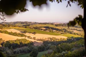 vistas a las colinas y los árboles en Residenza La Canonica, en Novilara