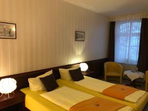 Postel nebo postele na pokoji v ubytování Hotel Schöne Aussicht