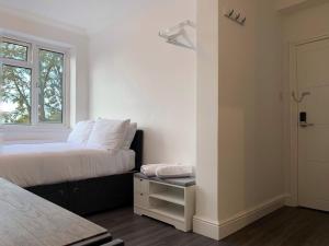 A bed or beds in a room at Luxury Suites near Wembley Stadium