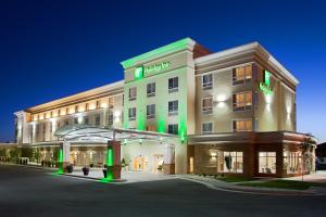 una representación de un hotel por la noche en Holiday Inn Laramie, an IHG Hotel en Laramie