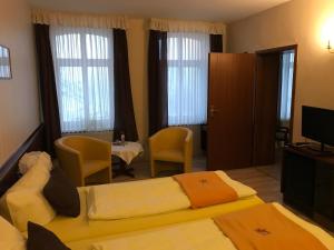 Postel nebo postele na pokoji v ubytování Hotel Schöne Aussicht