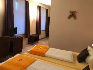 Postel nebo postele na pokoji v ubytování Hotel Schöne Aussicht