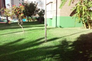 Vonkajšia záhrada v ubytovaní Apartamento Alteanos, centrico y confortable, soleado, con piscina y jardines, tenis, parking exterior comunitario, y la playa andando 10 min
