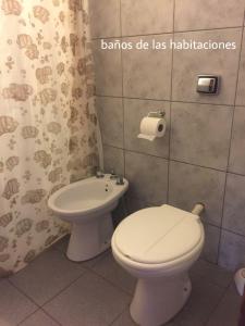 Un baño con un inodoro blanco y un lavabo. en Complejo Navi, en Mina Clavero 69 fotos más