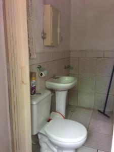 a bathroom with a toilet and a sink at Casa da Dona Ilda in Pirenópolis +35 photos