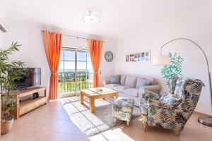 Televisyen dan/atau pusat hiburan di Lovely 2 bedroom apartment including pool, stunning ocean views & beach closeby