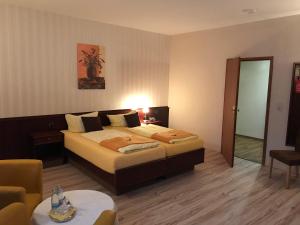 Postel nebo postele na pokoji v ubytování Hotel Schöne Aussicht