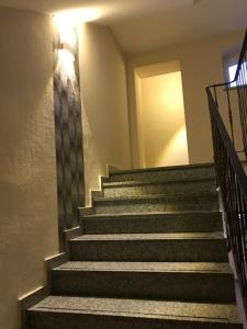 un conjunto de escaleras en un edificio en Hotel Schöne Aussicht en Weißenfels