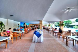 A restaurant or other place to eat at Avlida Hotel