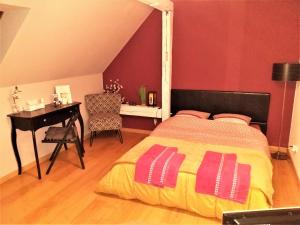 1 dormitorio con cama, escritorio y silla en Moderne Home original design, en Haguenau