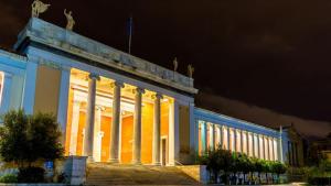 アテネにあるSantorini Style in Athens, Greeceの柱の灯る建物