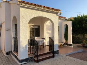 a gate to a house with a table in it at Sonniges Apartment an der Costa Blanca in San Fulgencio
