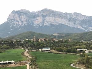 uma vista para uma cidade com uma montanha ao fundo em Preciosas Vistas a La Montaña, Luminoso y Acogedor em El Pueyo de Araguás