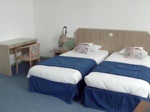 Le Grand Hotel tesisinde bir odada yatak veya yataklar