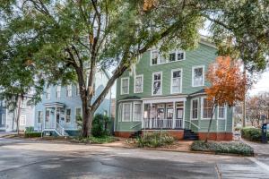 une maison verte avec des arbres en face d'une rue dans l'établissement Savannah Hidden Gem, à Savannah
