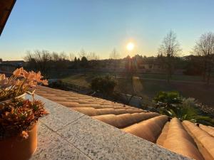 een rij planten op een richel met de zonsondergang bij Villa Dina in Olgiate Olona