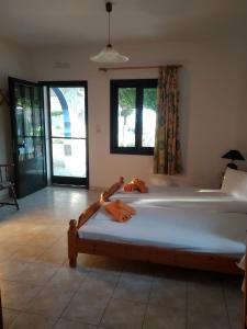 a bedroom with a large white bed in a room at Mabella Beach in Plati