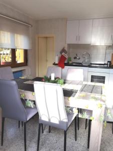 a kitchen with a table and chairs in a kitchen at Vivienda Vacacional El Majo in Siero