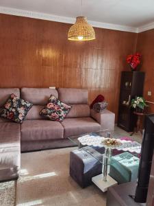 uma sala de estar com um sofá e uma mesa em Vivienda Vacacional El Majo em Siero