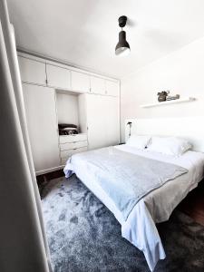 biała sypialnia z dużym łóżkiem w pokoju w obiekcie Santa Luzia's Pearl V - Two Bed Apartment w Funchal