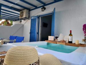 Bazén v ubytovaní Coralli Beach Apartments alebo v jeho blízkosti
