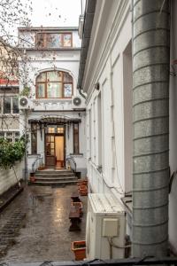 um corredor vazio de um edifício branco com escadas em Happy Accomodation em Bucareste