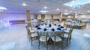 een feestzaal met tafels, stoelen en kroonluchters bij Holiday Inn Hazlet, an IHG Hotel in Hazlet