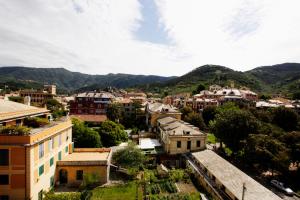 una vista panorámica de una ciudad con montañas en el fondo en Hotel Garden en Levanto