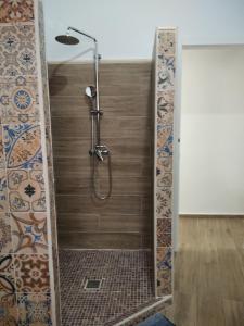 W łazience znajduje się prysznic ze szklanymi drzwiami. w obiekcie Casa Rural Los Nietos w mieście Villaverde de Guadalimar